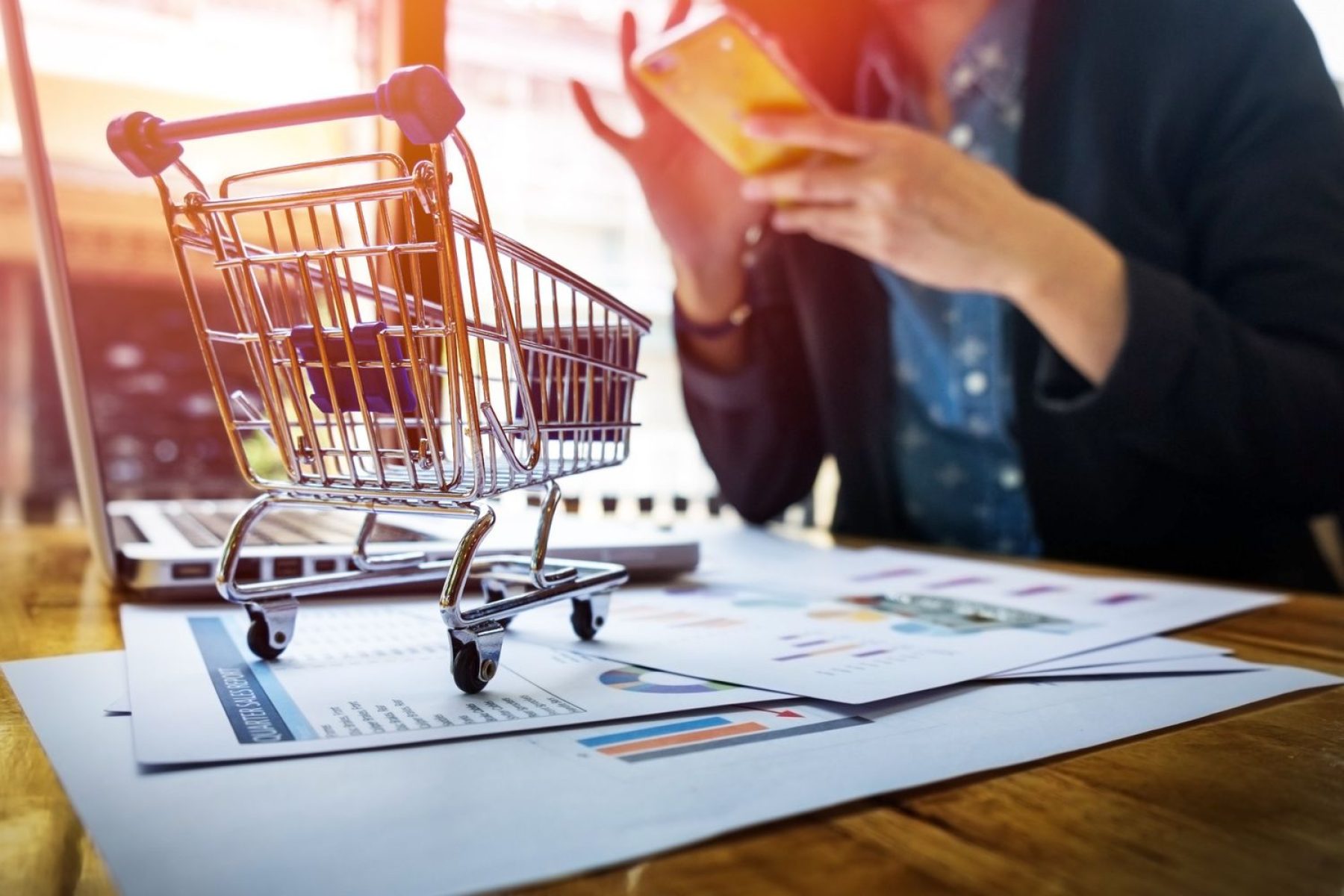 Modern Shopify online store on laptop and mobile